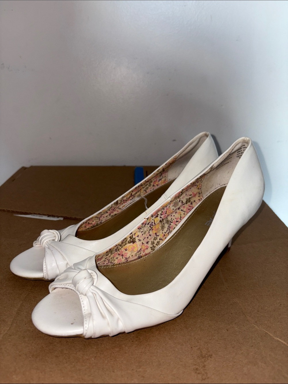 American Eagle Outfitters White Knot Peep-Toe Heels size 10 - Picture 3 of 6